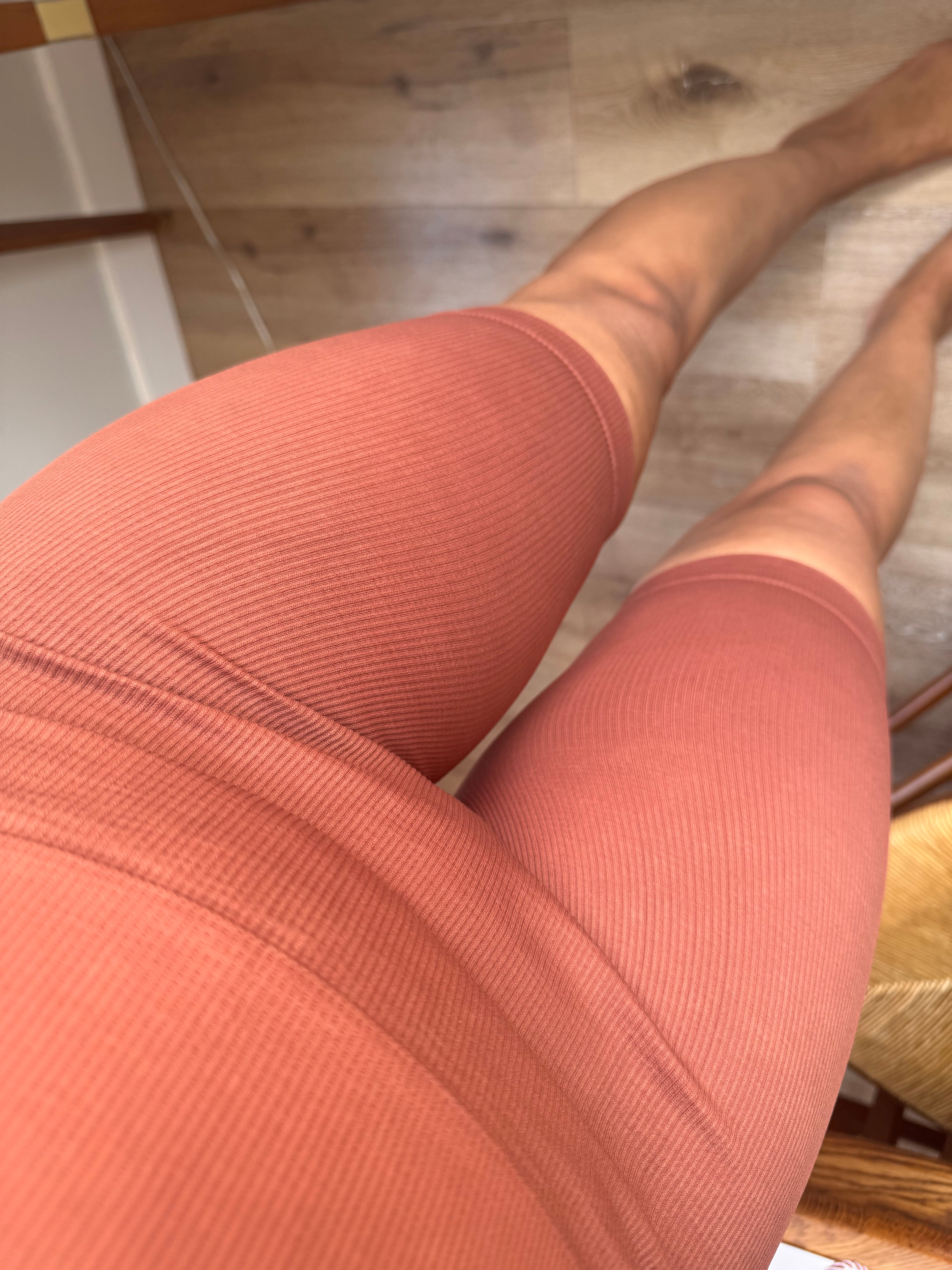 ribbed biker shorts (RUST)