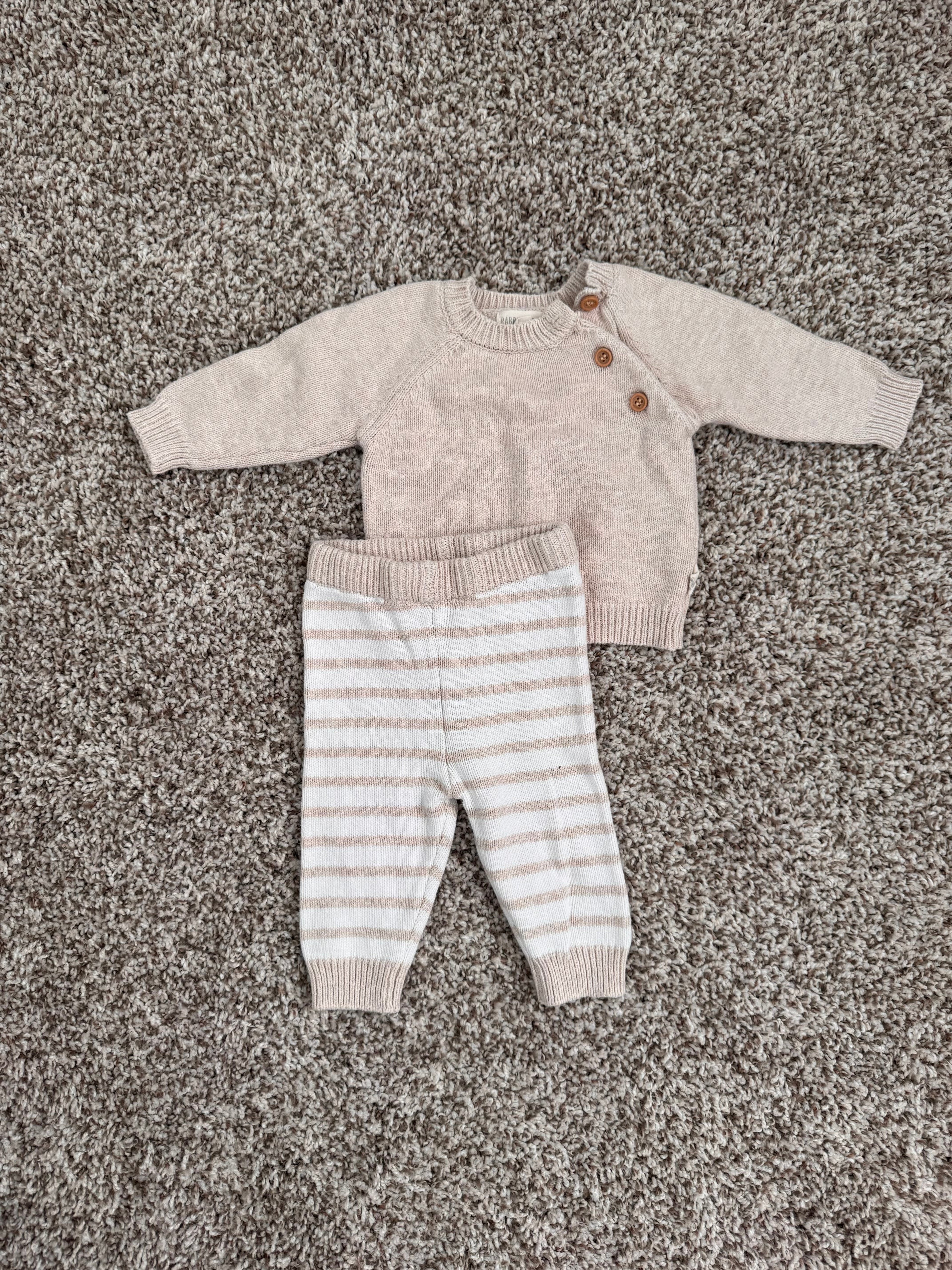 PRELOVED* knit two piece set (0-3MO)